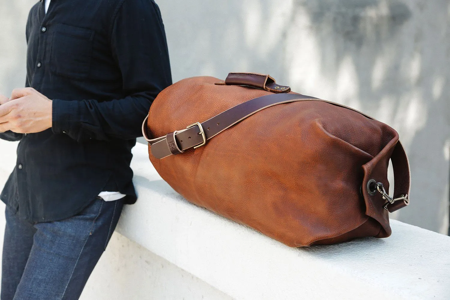 GUNNAR ZIPPERED LEATHER DUFFLE BAG - MILITARY STYLE DUFFLE BAG
