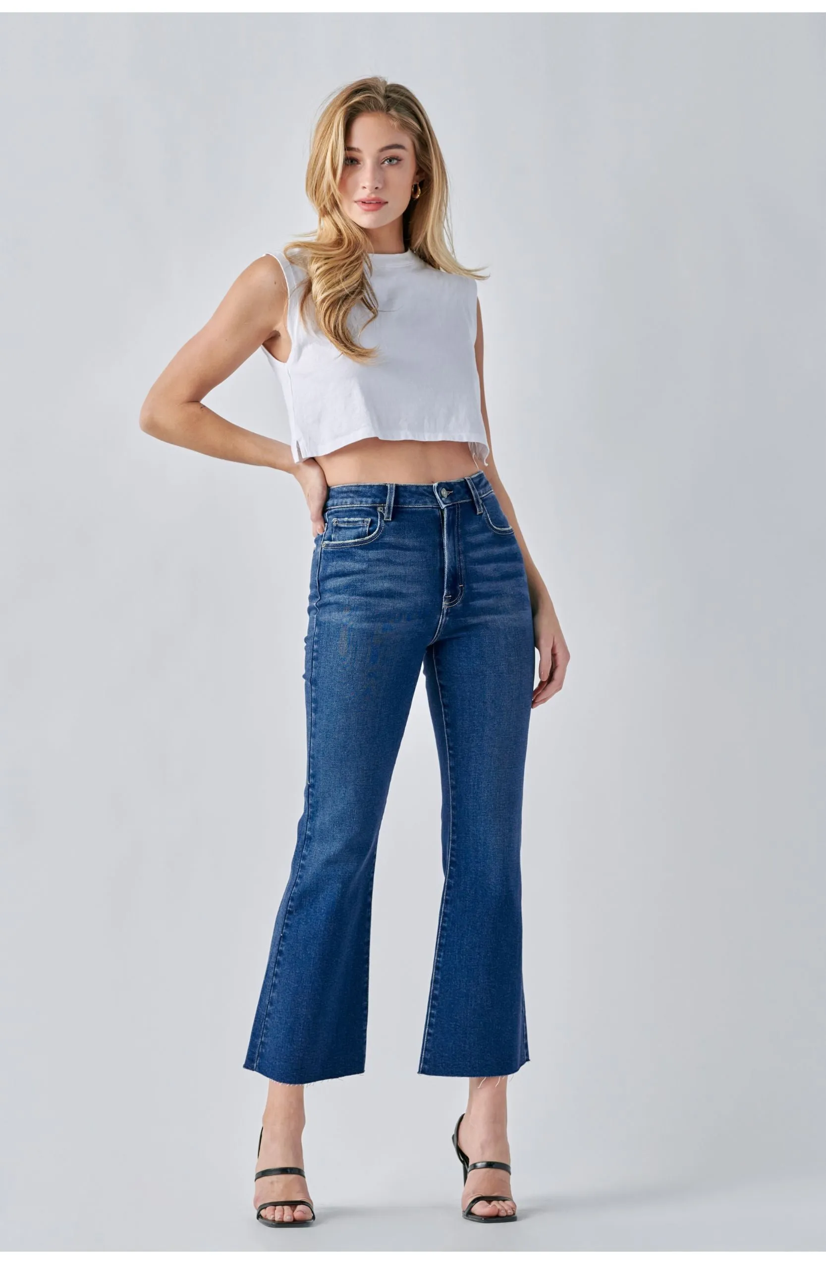 HIDDEN HAPPI DARK WASH FRAYED HEM CROP FLARE