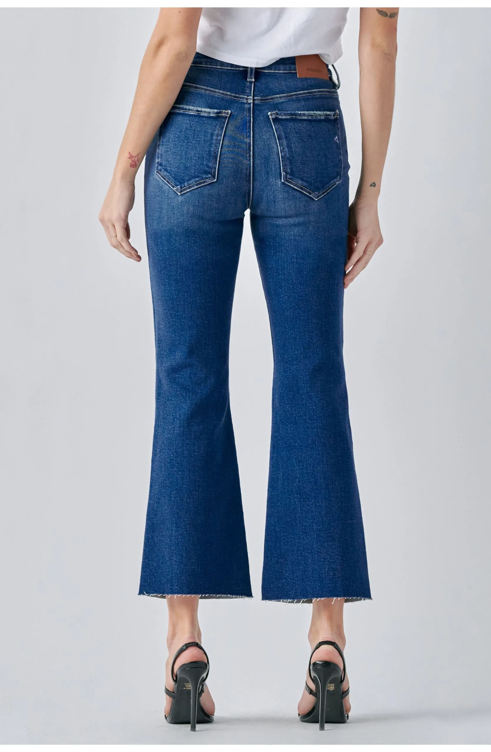 HIDDEN HAPPI DARK WASH FRAYED HEM CROP FLARE